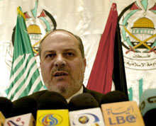 Mohammad Ghazal annonce, lors d'une conférence de presse, la décision du mouvement islamiste Hamas de participer aux législatives prévues cet été.(Photo: AFP)
