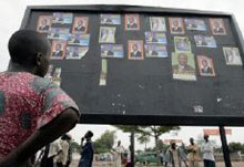 Devant un panneau électoral à Bangui. La lenteur du dépouillement des bulletins est devenu l’objet de toutes les critiques.(Photo: AFP)