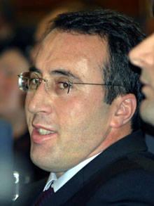 Ramush Haradinaj, le 3 décembre 2004 à Pristina, à l'occasion de la séance inaugurale du Parlement kosovar.(Photo: AFP)