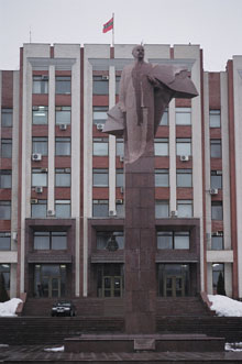 La statue de Lenine devant le siège du Soviet Suprême de Tiraspol.(Photo: Antoine Ageron)