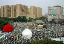 Une foule nombreuse s'est réunie à Taipeh, le 26 mars 2005, pour dénoncer la loi anti-sécession adoptée il y a quinze jours par le Parlement chinois.(Photo: AFP)