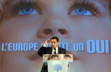 La motion prônant le «oui» à la Constitution européenne a été adoptée à plus de 90% par les participants au congrés de l'UMP du 6 mars 2005.(Photo : AFP)