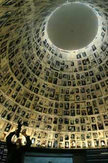 L'impressionnante «crypte des noms» présente les photos de 600 victimes de l'Holocauste.(Photo : AFP)