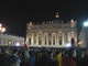 Des milliers de fidèles sont rassemblés place Saint-Pierre samedi soir afin de prier pour la santé de Jean-Paul II, après la publication des derniers bulletins de santé alarmistes.(Photo : Olivier Da Lage)