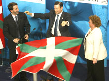 Le PNV de Juan José Ibarretxe (au centre), le chef du gouvernement basque, perd quatre sièges au parlement régional.(Photo: AFP)