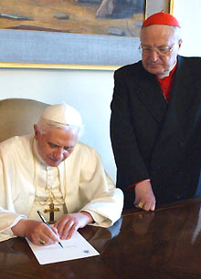 Le pape Benoît XVI et le cardinal Sodano, au Vatican, le 20 avril 2005.(Photo: AFP)