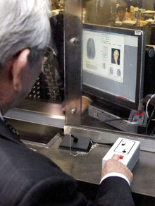 Les visas nouvelle génération intégreront des identifiants biométriques.(Photo : AFP)
