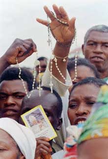 Des catholiques camerounais attendent le pape Jean-Paul II à Yaoundé, le 15 septembre 1995.(Photo: AFP)