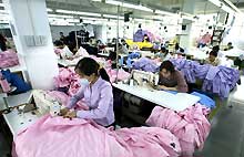Ouvrières d'une usine textile chinoise implantée dans la zone économique spéciale de Shenzen.(Photo: AFP)