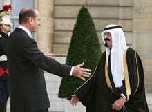 Jacques Chirac reçoit le prince Abdallah bin Abdul Aziz sur le perron de l'Elysée.(Photo : AFP)