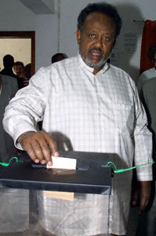 Ismaël Omar Guelleh aux législatives de 2003, remportées par la mouvance présidentielle.(Photo: AFP)