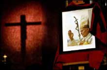 Hommage au pape dimanche 3 avril 2005 à Madrid
(Photo:  AFP)