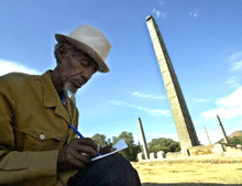 Le gardien de la plaine des obélisques d’Axoum, Atobrhane Gebrewaad, espère que le retour de la stèle attirera de nombreux touristes.(Photo : AFP)