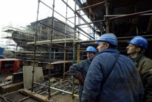 Des ouvriers des chantiers navals de Gdansk, en Pologne, travaillent à la construction du remorqueur français l'Abeille Liberté.(Photo : AFP)