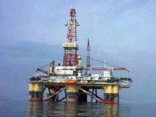 Station de forage pétrolier en mer Caspienne.(Photo: eia.doe.gov)