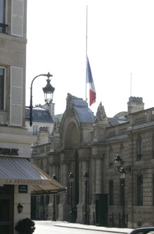 Le drapeau français du palais de l'Elysée a été mis en berne, en l'honneur du décès de Jean-Paul II.(Photo : AFP)