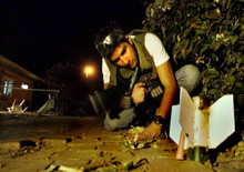Un soldat israëlien inspecte une roquette tirée par un militant palestinien à Gush Katif. Des dizaines de ces roquettes ont été tirées sur les colonies juives de la bande de Gaza.AFP