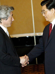 Le Premier ministre japonais Koizumi (à g.) face au président chinois Hu Jintao, le 23 avril 2005 à Djakarta.(Photo: AFP)