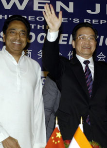 Le ministre indien du Commerce et de l'industrie Kamal Nath et le Premier ministre chinois Wen Jiabao réunis à New Dehli. Avec deux milliards d’habitants à eux deux, soit un tiers de la population mondiale, le marché potentiel des deux voisins a de quoi impressionner.(photo: AFP)