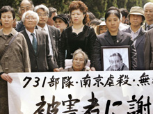 Des survivants, victimes de l'Unité 731, manifestent après le rejet par la cour d’appel de Tokyo de leurs demandes d’excuses et d’indemnisations.(Photo : AFP)