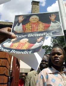 Au Kenya, on vend déjà les photographies du nouveau pape Benoît XVI.(Photo: AFP)