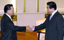 Lors de son voyage en Chine, le vice-président du Kuomintang P.K. Chiang (à gauche) a été reçu par le numéro 4 du régime chinois Jia Qinglin ( à droite).(Photo : AFP)