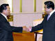 Lors de son voyage en Chine, le vice-président du Kuomintang P.K. Chiang (à gauche) a été reçu par le numéro 4 du régime chinois Jia Qinglin ( à droite).(Photo : AFP)