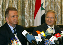 L’envoyé spécial des Nations unies, Terje Roed-Larsen (à droite) et le ministre des Affaires étrangères syrien, Farouk Chareh (à gauche).(Photo : AFP)