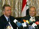 L’envoyé spécial des Nations unies, Terje Roed-Larsen (à droite) et le ministre des Affaires étrangères syrien, Farouk Chareh (à gauche).(Photo : AFP)