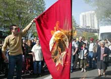 Commémoration du génocide de 1915: un membre de la communauté arménienne brandit un drapeau turc enflammé, le 24 avril 2003 près du consulat de Turquie à Marseille.(Photo: AFP)
