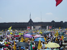 Manifestation sur le zocalo, la place centrale de Mexico, devant le palais présidentiel en faveur de Andrés Manuel López Obrador, le maire de Mexico.(Photo: Patrice Gouy/RFI)