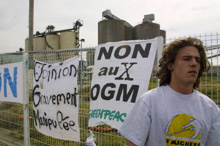 Manifestation, le 2 avril 2005 devant l'usine Cargill à Brest, contre l'importation de soja transgénique destiné à l'alimentation animale.(Photo : AFP)