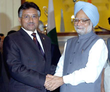 Le président pakistanais Pervez Musharraf (G) et le Premier ministre indien Manmohan Singh (D) à New Dehli, le 18 avril 2005. L’un des responsables des séparatistes radicaux les accuse de «<EM>ne jamais tenir compte de la résolution des Nations unies</EM>».(Photo: AFP)