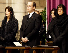 Le princesse Caroline (G), le prince Albert II et la princesse Stéphanie (D) aux obsèques de leur père le souverain Rainier III.(Photo : AFP)