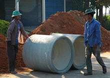 Beaucoup d'entreprises thaïlandaises emploient des ouvriers birmans sans permis de travail, une main d’oeuvre nettement moins payée !(Photo : Pauline Garaude/RFI)
