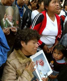Des Mexicains prient dans la Basilique de la Guadalupe où était célébrée une messe solennelle pour le repos éternel de Jean-Paul II.(Photo : AFP)