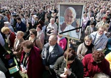 Les habitants de Cracovie se sont retrouvés sur la place centrale.(Photo : AFP)