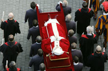 La dépouille mortelle de Jean-Paul II a été transportée dans la nef centrale de la Basilique Saint-Pierre de Rome pour un dernier hommage  des fidèles.(Photo : AFP)