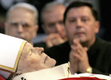 Un groupe de prêtres se recueille devant le corps de Jean-Paul II, le 7 avril dans la basilique Saint-Pierre.(Photo: AFP)