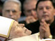 Des prêtres se recueillent devant le corps de Jean-Paul II.(Photo: AFP)