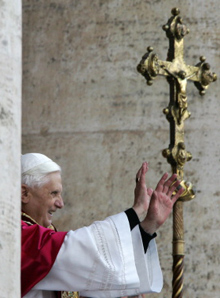 Le pape Benoît XVI lors de sa première apparition publique.(Photo : AFP)