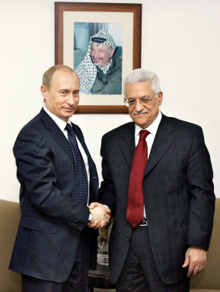 Vladimir Poutine a rencontré à Ramallah, le président de l'Autorité palestinienne Mahmoud Abbas, le 29 avril 2005.(Photo : AFP)