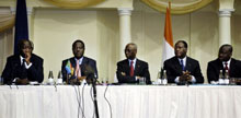 (de gauche à droite) Le président de la Côte d'Ivoire, Laurent Gbagbo, l'ancien président, Henri Konan-Bédié, le Premier ministre, Seydou Diarra, l'ancien Premier ministre, Alassane Ouattara et l'ancien chef rebelle Guillaume Sorro, co-signataires de l'Accord de Prétoria.(Photo: AFP)