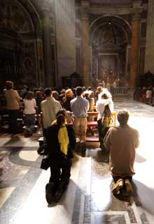 Des fidèles prient pour Jean-Paul II dans la basilique Saint-Pierre de Rome.(Photo : AFP)