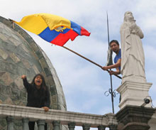A Quito, des manifestants anti-Gutierrez occupent la cathédrale de la capitale équatorienne.(Photo: AFP)