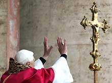 Le nouveau pape Benoît XVI se tourne vers la croix, le 19 avril 2005, sur le balcon de la cathédrale Saint-Pierre de Rome.(Photo: AFP)