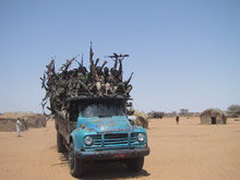 Des rebelles de l'est du Soudan paradent dans un de leurs campements près de la frontière érythréenne, au nord de Kassala, le 27 mars 2005. Ils dénoncent une marginalisation de leur région par Khartoum et se disent prêts à reprendre la lutte armée.(photo : Nicolas Germain/RFI)