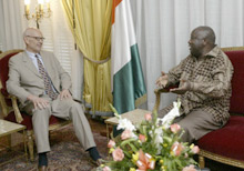 Le représentant spécial des Nations unies en Côte d'Ivoire Pierre Schori (G) et le président Laurent Gbagbo. Outre des réunions avec «les forces vives de la nation», le président ivoirien multiplie les rencontres avec les représentants d'organisations internationales.(Photo : AFP)