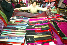 Boutique de tissus sur un marché à Shangaï.(Photo : AFP)