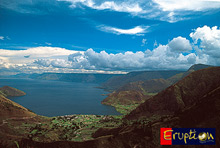 La plus grande caldeira (effondrement volcanique) du monde remplie par un lac, Toba : 90x30 km. 

		(Photo : Eruptions)